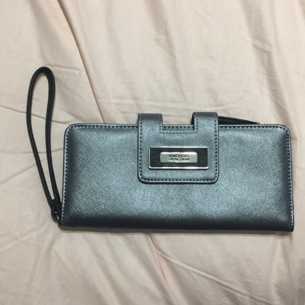 NWOT Kenneth Cole Reaction Wristlet